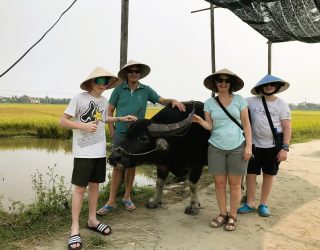 Familie bij buffel in Hoi An