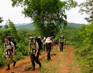 Gezin geniet van hiking en bamboerafting in Vietnam