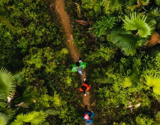 Familie geniet van hiking en bamboerafting in Vietnam