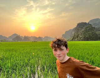 Kind bij rijstvlakte en karstgebergte in Ninh Binh