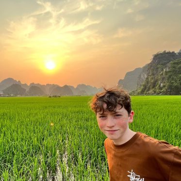 Kind bij rijstvlakte en karstgebergte in Ninh Binh