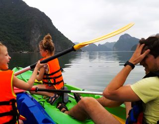 Gezin kajakt in Halong Bay Vietnam