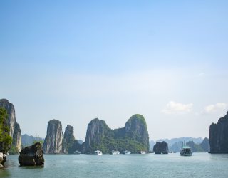 Zalig cruisen door de karstgebergtes in Halong Bay Vietnam