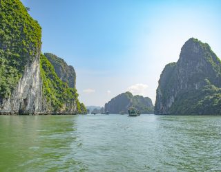 Heerlijk cruisen door de karstgebergtes in Halong Bay Vietnam