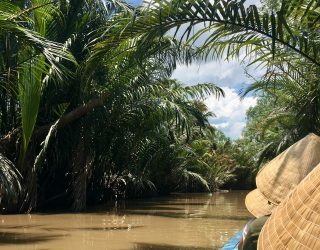 Gezin vaart op de Mekong Delta