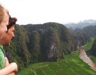 Gezin bij uitzichtpunt op Drakenberg bij Mua Cave