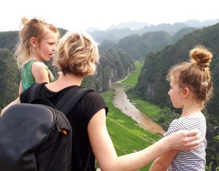 Familie bij uitzichtpunt op Drakenberg bij Mua Cave