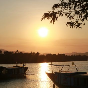 Zonsondergang op de parfumrivier in Hué