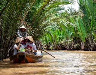 Familie vaart op de Mekong Delta