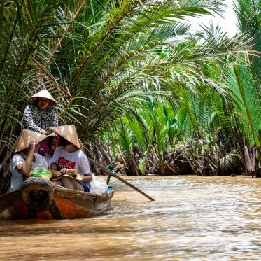 Familie vaart op de Mekong Delta