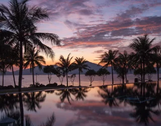 Zonsondergang bij zwembad van je eigen aquavilla Vietnam