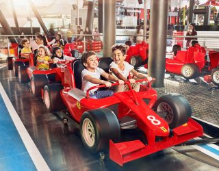 Kinderen op attractie in pretpark Ferrari World Abu Dhabi