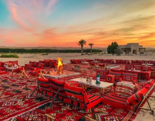 Kampvuur bij zonsondergang in hotel woestijn Abu Dhabi