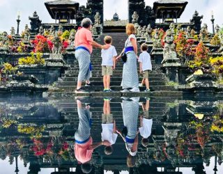 Familie Frantzen bij tempel in Bali