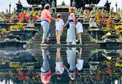 Familie Frantzen bij tempel in Bali