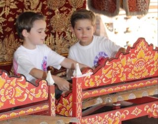 Familie Frantzen bespeelt de gamelan in Bali