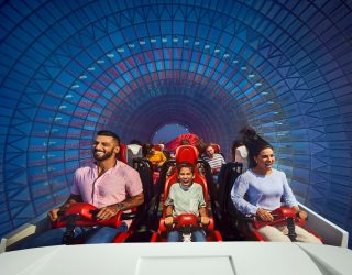 Tieners op attractie in pretpark Ferrari World Abu Dhabi