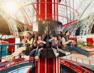 Familie op attractie in pretpark Ferrari World Abu Dhabi