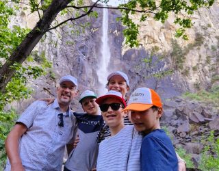 Gezin aan waterval in Yosemite National Park