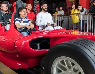 Gezin op attractie in pretpark Ferrari World Abu Dhabi