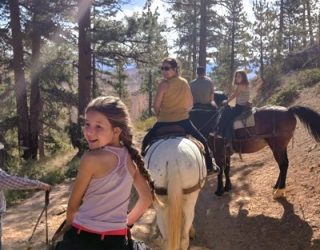 Kinderen op paard door Bryce Canyon West-USA