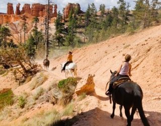 Kinderen te paard door Bryce Canyon West-USA