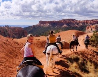 Gezin met kinderen te paard door Bryce Canyon West-USA