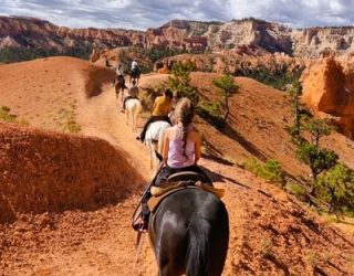 Familie met kinderen te paard bij Bryce Canyon West-USA