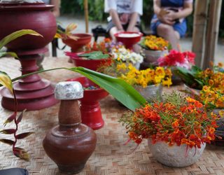 Bloemenoffers bij Lanna-familie Chiang Mai Thailand