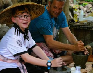 Gezin leert koken bij Lanna-familie in Chiang Mai Thailand