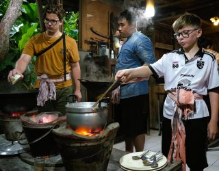 Kinderen koken bij Lanna-familie in Chiang Mai