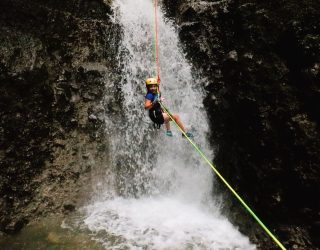 Kind bij canyoning in La Fortuna