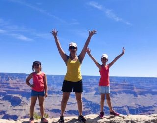 Mama met kinderen bij Grand Canyon West-USA