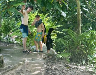 Tieners aan de Sticky Waterfalls in Chiang Mai