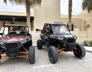 Buggy's klaar om te racen in woestijn Abu Dhabi