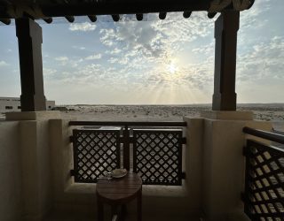 Terras aan je kamer in woestijn Abu Dhabi