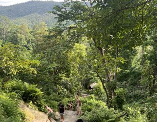 Tieners klimmen op Sticky Waterfalls in Chiang Mai Thailand