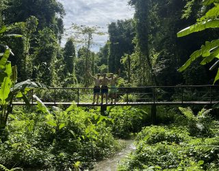 Tieners bij Sticky Waterfalls in Chiang Mai Thailand