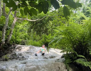 Glijden van de Sticky Waterfalls in Chiang Mai Thailand