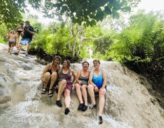 Genieten bij de Sticky Waterfalls in Chiang Mai Thailand