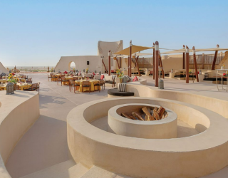 Terras hotel woestijn Abu Dhabi