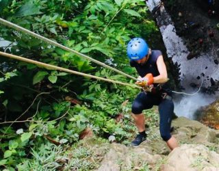 Mama bij canyoning in La Fortuna