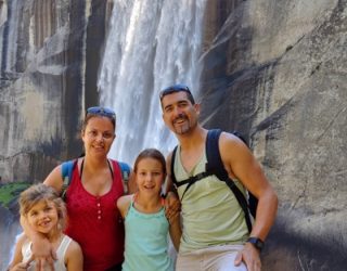 Familie bij waterval in Yosemite National Park