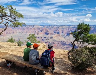 Kinderen bij uitzicht op Grand Canyon West-USA