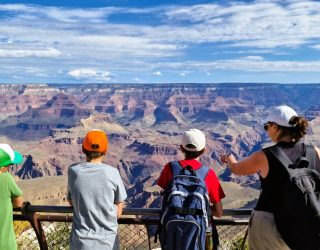 Kinderen met mama bij Grand Canyon West-USA