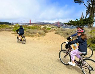 Familie op de fiets aan Golden Gate Bridge San Francisco