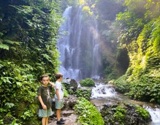 Familie Frantzen wandelt naar de wondere watervallen in Bali