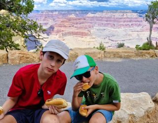 Kinderen picknicken bij Grand Canyon West-USA