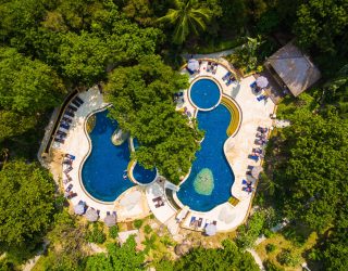 Luchtfoto zwembad hotel in Koh Tao