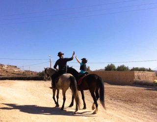 Papa en kind te paard in Takerkoust Marokko